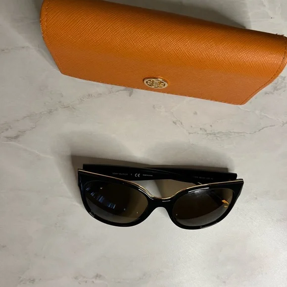 Tory Burch Aviator Gray Sunglasses with Orange Troy Burch Case Tory Burch | Accessories | Tory Burch Tortoise Sunglasses  main image 3